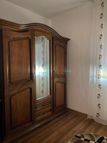 Cette chambre dispose d'une porte en bois et d'une fenêtre. dans l'établissement Apartament Sunshine, à Orşova