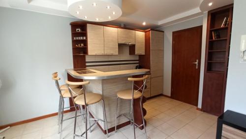 kuchnia z blatem i stołkami w pokoju w obiekcie Top Sea Apartament 1 w Gdańsku