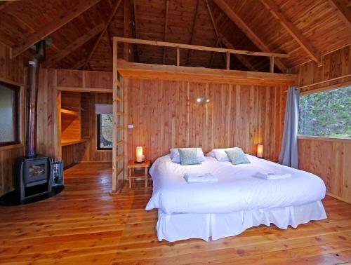 Кровать или кровати в номере Terra Luna Lodge