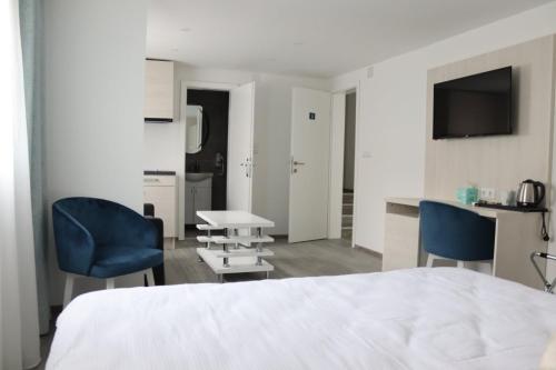 una camera da letto con un letto, due sedie e un tavolo di DMApartmani a Tuzla