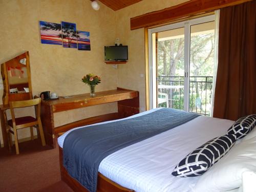 Postel nebo postele na pokoji v ubytování Les Chambres d'Hotes au Bois Fleuri
