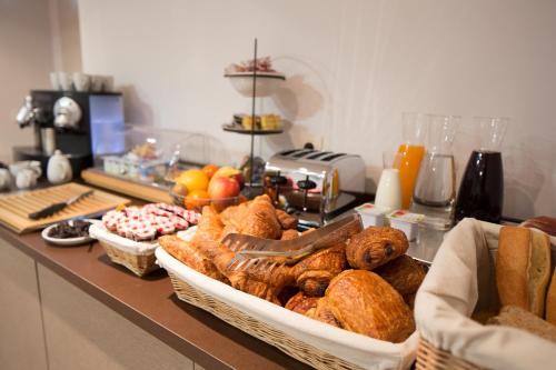 Hotel Ours Blanc - Wilson tesisinde konuklar için mevcut kahvaltı seçenekleri