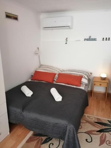 ein Schlafzimmer mit einem Bett mit zwei Kissen darauf in der Unterkunft Nagymackó Kuckója in Keszthely