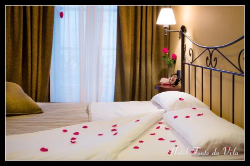 En eller flere senge i et værelse på Hotel Fonte da Vila
