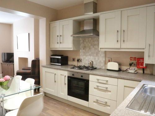 A kitchen or kitchenette at Belfast Serviced Apartments - Belgravia 