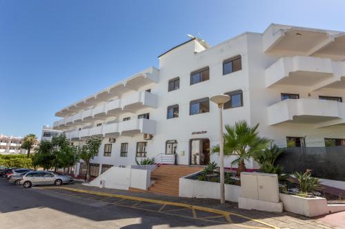 Host Wise - Bright Cozy Flats w Terrace & Pool