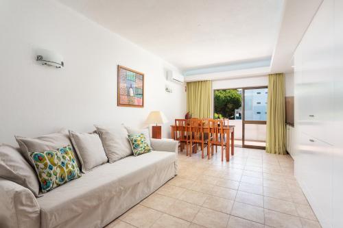 Host Wise - Bright Cozy Flats w Terrace & Pool