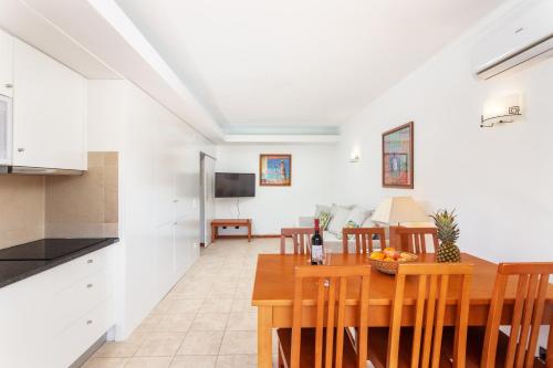 Host Wise - Bright Cozy Flats w Terrace & Pool