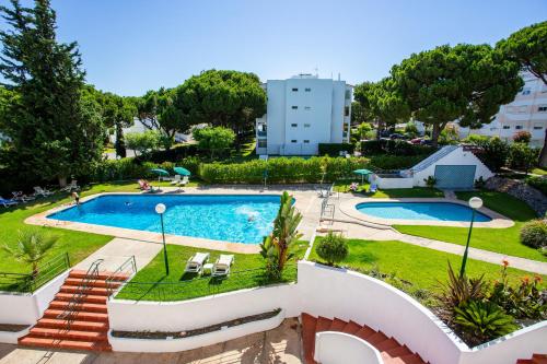 Host Wise - Bright Cozy Flats w Terrace & Pool