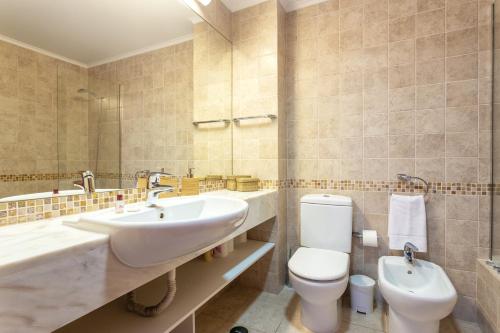 Host Wise - Bright Cozy Flats w Terrace & Pool