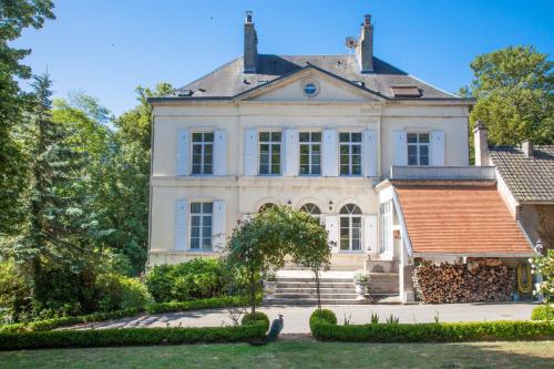 a large white house with a roof at Maison Grandsire Logis de Charme in Saint-Léonard