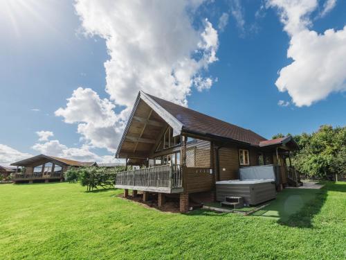 a log home with a large yard with a grass field at Blackthorn Gate in Nunthorpe