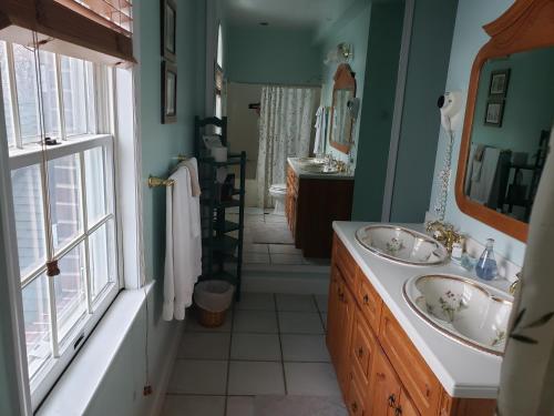 Uma casa de banho em Blue Heron Inn - A Bed and Breakfast LLC