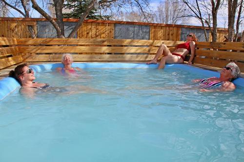 un grupo de personas sentadas en una bañera de hidromasaje en Healing Waters Resort and Spa, en Pagosa Springs