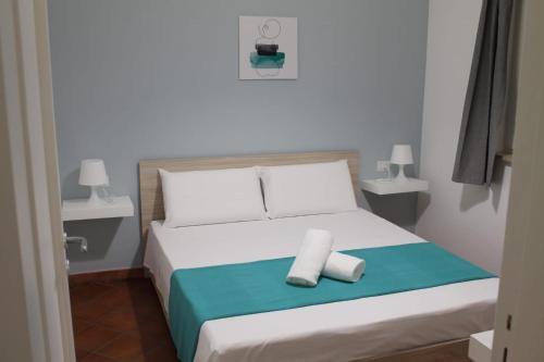 um quarto com uma cama com duas toalhas em Il giardino di Artemide em Corato