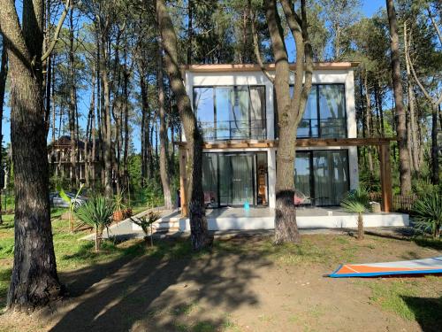 una casa en medio de un bosque con árboles en Shekvetili Vacation Home, en Shekhvetili