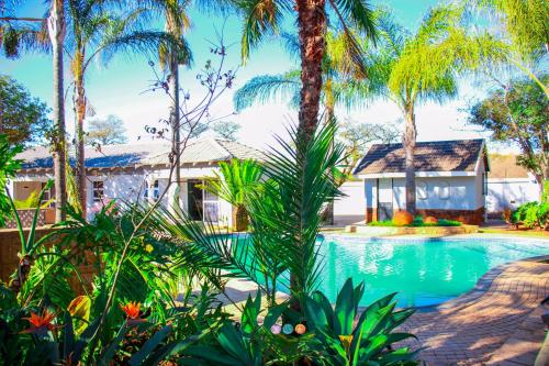 Bazén v ubytování La Fiato Luxury Lodge nebo v jeho okolí