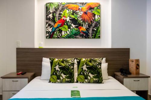 Postel nebo postele na pokoji v ubytování Lleras Green Hotel