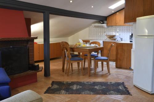 a kitchen with a table and chairs and a stove at Four Seasons Hotel in Trílofon