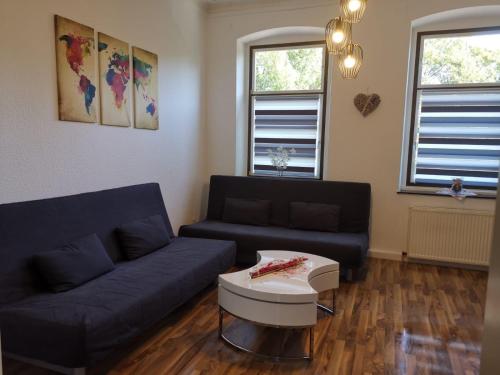 ein Wohnzimmer mit einem Sofa und einem Couchtisch in der Unterkunft Ferienwohnung Harmonie 45 m2 in Solingen