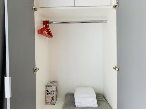 サンパウロにあるDowntown Luz Akilêのタオルが置かれた棚付きの部屋