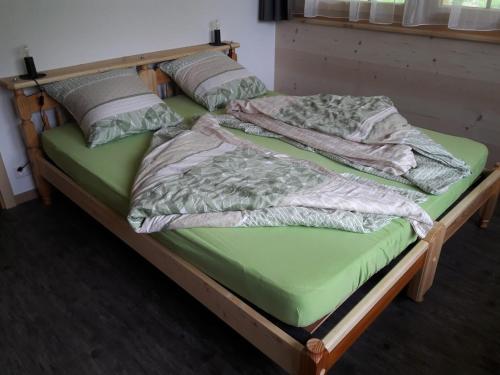 מיטה או מיטות בחדר ב-Ferien in der Bergwelt von Adelboden