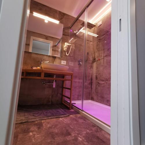 Koupelna v ubytování J Luxury Home