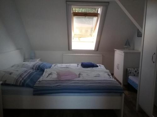 ein kleines Schlafzimmer mit einem Bett und einem Fenster in der Unterkunft Ferienwohnung Paula, Kluis in Gagern