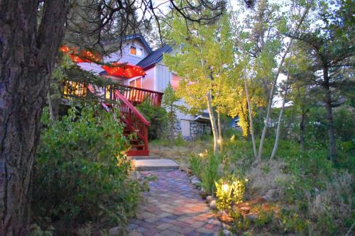 ein Haus mit einem roten Geländer und einem Gehweg davor in der Unterkunft Dream Getaway-Secluded Hot Spa-Walk to Village-Walk to Pineknot Trailhead-Plus King Bed! in Big Bear Lake