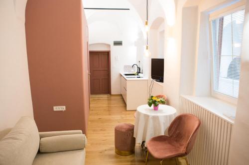 TV a/nebo společenská místnost v ubytování Codelli Deluxe City Centre Apartments