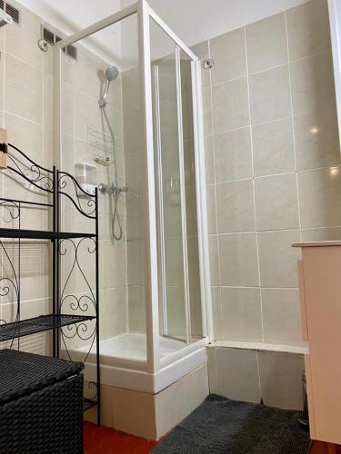 une douche avec une porte vitrée dans une salle de bain dans l'établissement Appartement Hyper Centre Ville, à Menton