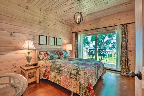 ein Schlafzimmer mit einem Bett und einem großen Fenster in der Unterkunft Spacious Pearl Lake Retreat with Yard and Private Dock in Cold Spring