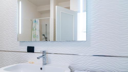 a bathroom with a sink and a mirror at Appartamento Fronte Mare Bilocale in Portoferraio