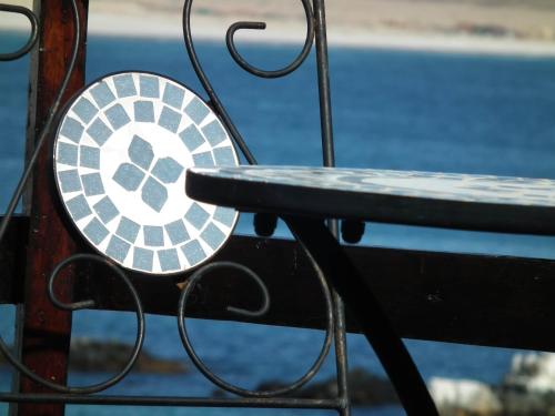 a bench with a four leaf clover sign on it at Hotel K in Bahia Inglesa