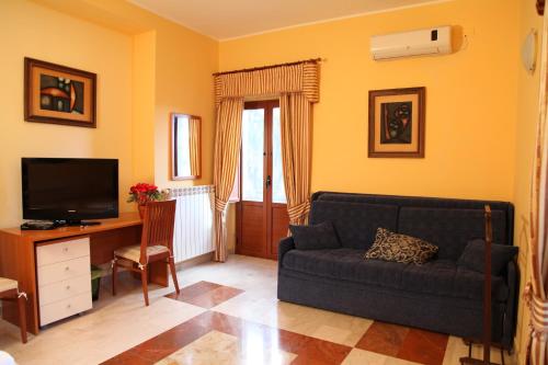 a living room with a couch and a television at B&B Villa Casablanca in Enna