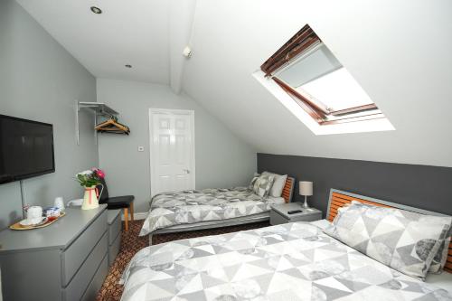 a attic bedroom with two beds and a skylight at Maryland in Derby