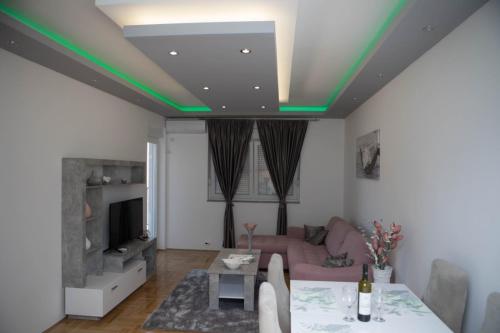 een woonkamer met groene verlichting aan het plafond bij Oasis of Peace in Trebinje