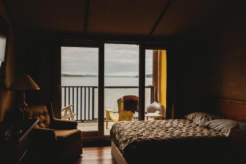Un ou plusieurs lits dans un hébergement de l'établissement The Oceanfront Hotel