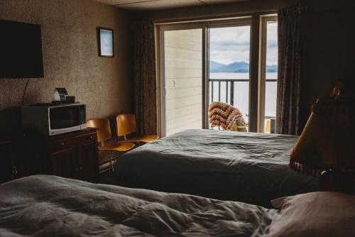 En eller flere senge i et værelse på The Oceanfront Hotel