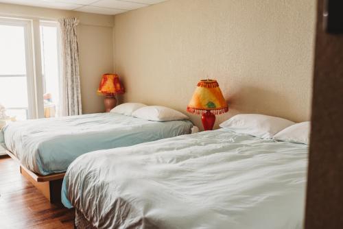 Un ou plusieurs lits dans un hébergement de l'établissement The Oceanfront Hotel