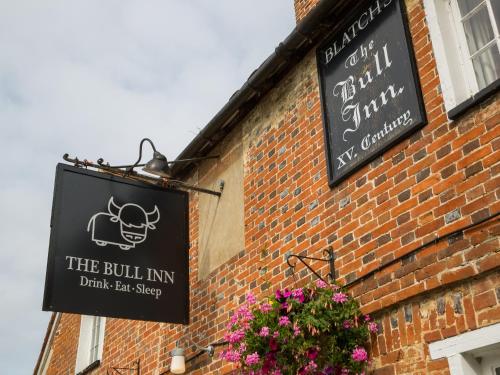 ein Schild an der Seite eines Backsteingebäudes in der Unterkunft The Bull Inn Pub in Stanford Dingley