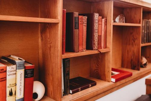 Bibliothèque dans l'hôtel