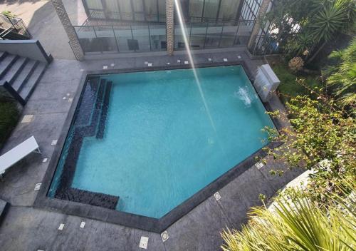an overhead view of a swimming pool with a fountain at Hotel Casale dei Greci in Biancavilla