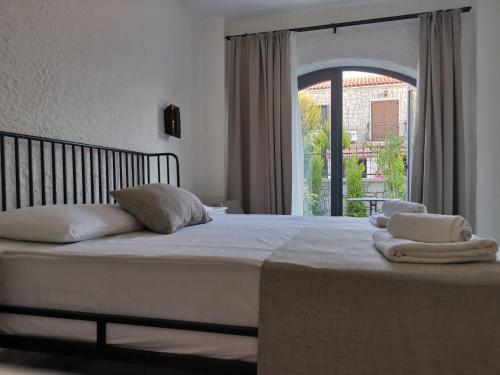 Ένα ή περισσότερα κρεβάτια σε δωμάτιο στο CEMAL ALAÇATI BUTİK HOTEL