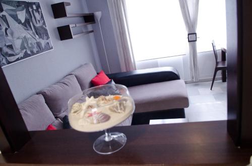 sala de estar con sofá y mesa en Apartamento Vip la Barrosa, en Chiclana de la Frontera