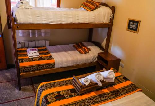 two bunk beds in a room with towels at Azul Humahuaca Hostal in Humahuaca