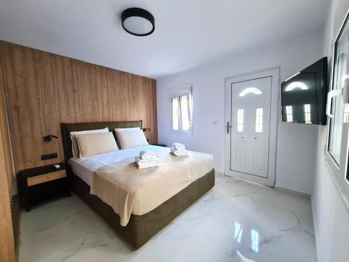 - une chambre avec un lit, une fenêtre et une porte dans l'établissement Monte Smith City Home, à Rhodes