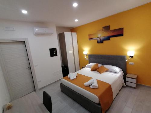 アグローポリにあるCosta bluのベッドルーム1室(壁に十字架付きのベッド1台付)