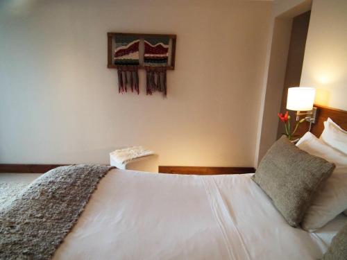a bedroom with a white bed and a picture on the wall at Hotel K in Bahia Inglesa