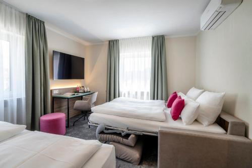 Televisyen dan/atau pusat hiburan di Boutique Hotel Erb München Parsdorf